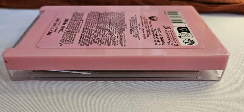 Nova Paleta de Blush e Iluminador Revolution Clueless Totalmente Pausada 0,09 oz/2,8 g - Imagem 3 de 4