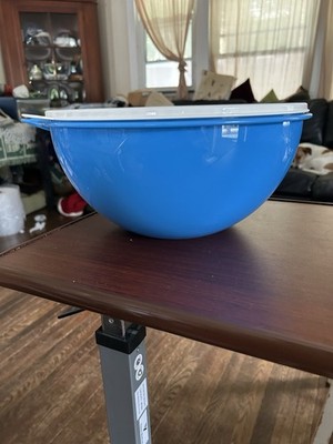 Tupperware Takesa Bowl Blue With White Lid, 32 Cups.