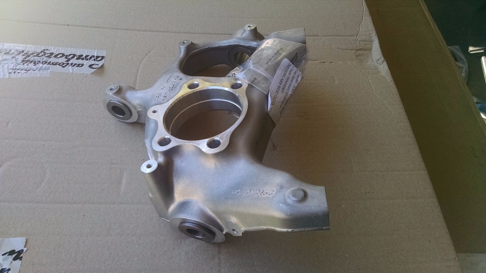 LAMBORGHINI AVENTADOR PASSENGER RIGHT SIDE HUB STEERING KNUCKLE OEM 470407246D