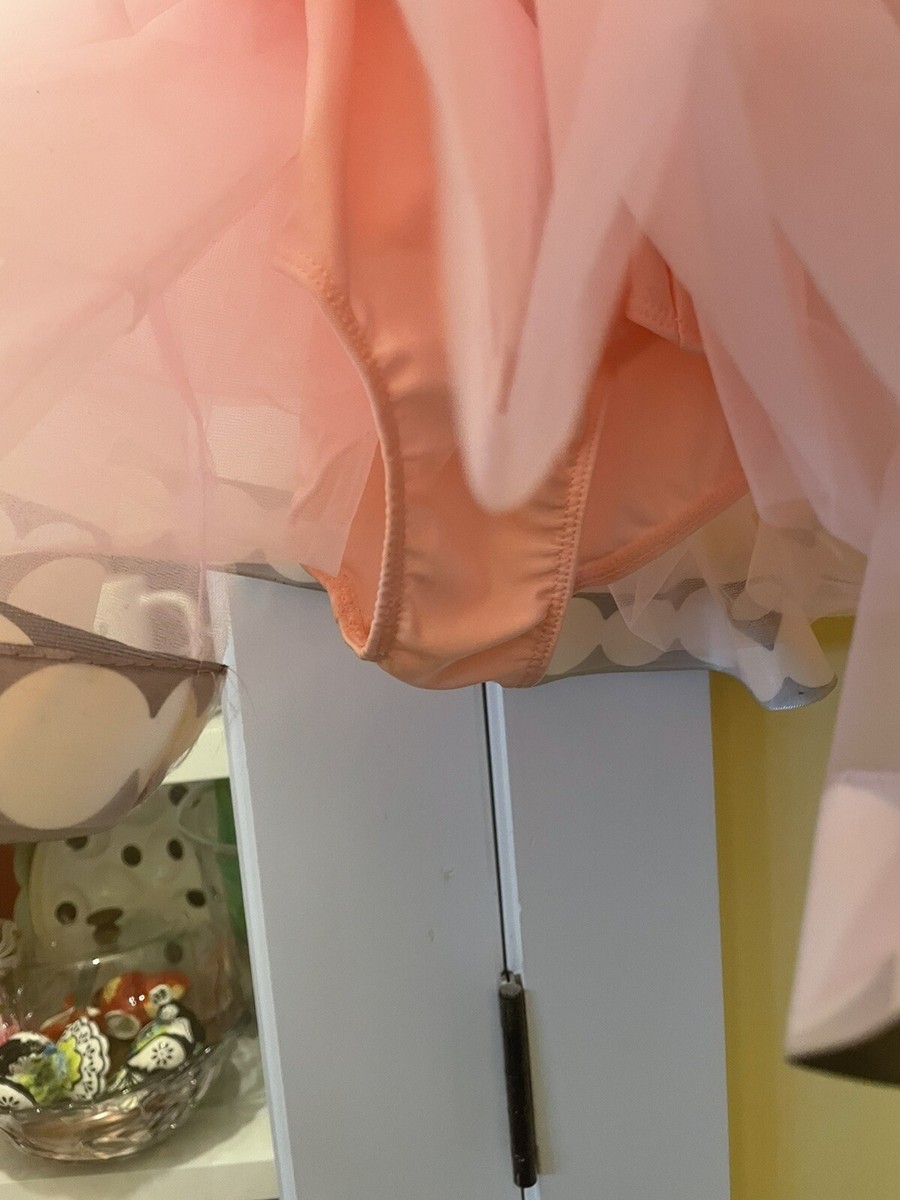 Illustration animée d'une petite fille qui aime peindre de manière