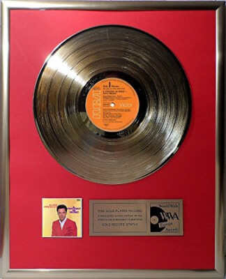 Elvis Presley - A Portrait in Music Collage mit  goldene Schallplatte