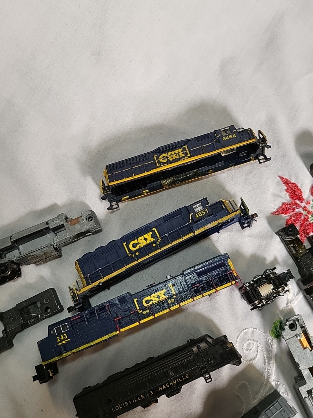 Lot Of N Scale Train Parts Wheels Csx L&N Train Bodys & More UNTESTED