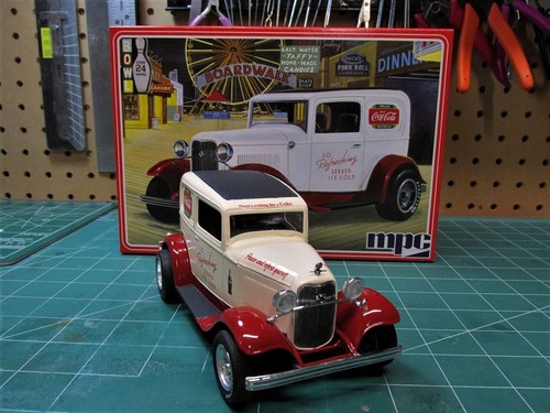 C.P.M. 1932 Ford Sedan Delivery Coca Cola 1:25 Scale MPC Plastic Car Kit, Black - Picture 3 of 3