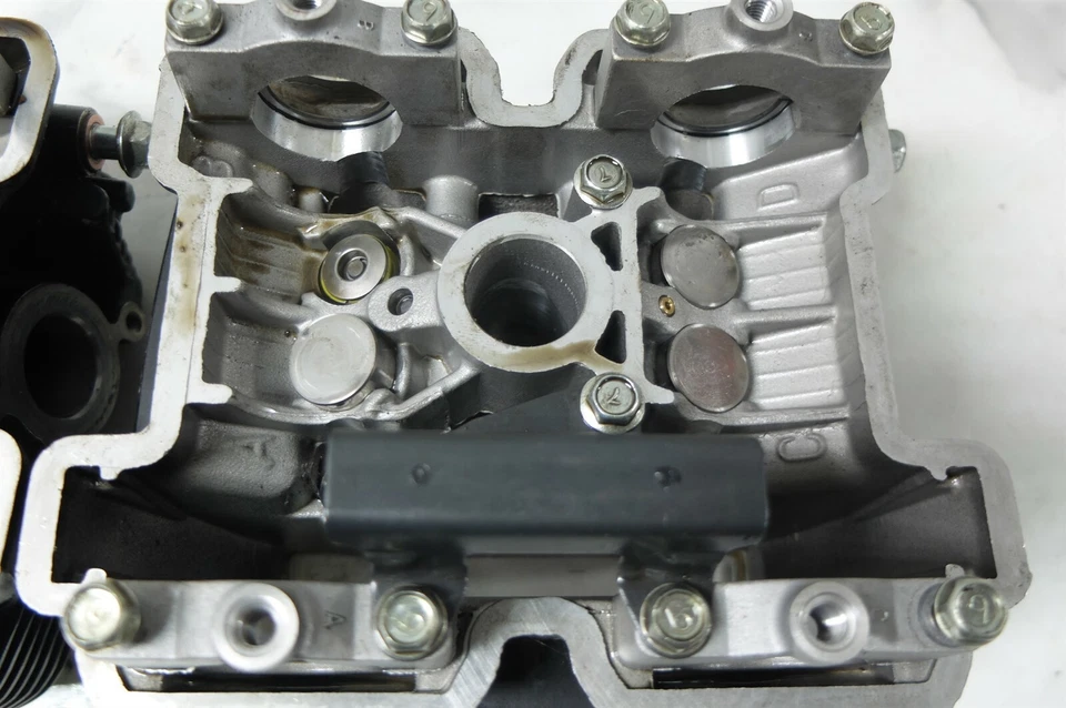 16 Hyosung GT250 GT 250 R GT250R engine cylinder heads front and rear Foto 3 de 4