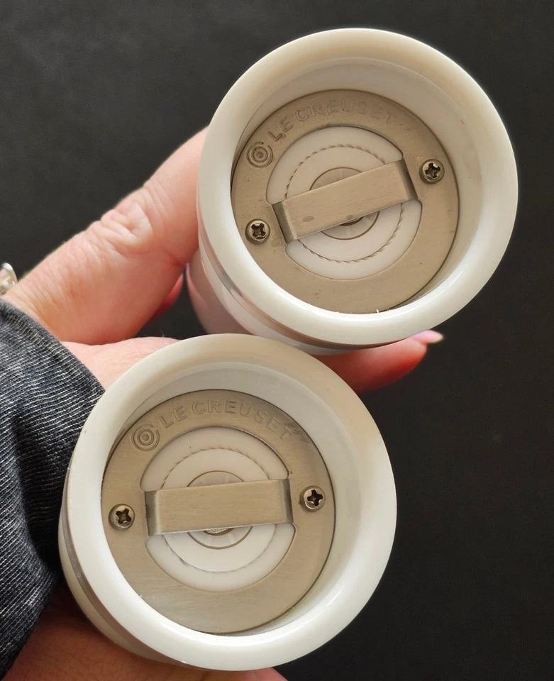 Juego de molinillo de sal y pimienta Le Creuset, molinillos de cerámica endurecida blanca brillante 5" nuevo en caja Foto 4 de 4