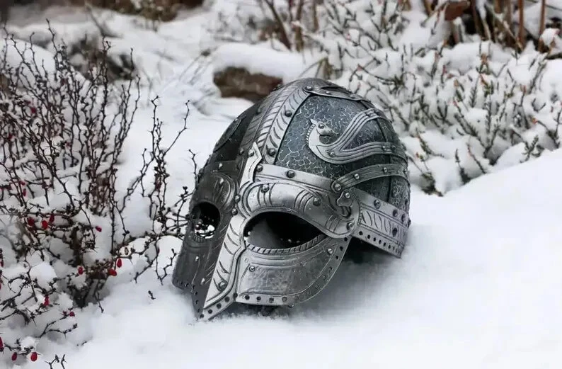 Casco vikingo artesanal - Máscara de batalla de guerrero nórdico - LARP medieval coleccionable Foto 2 de 4