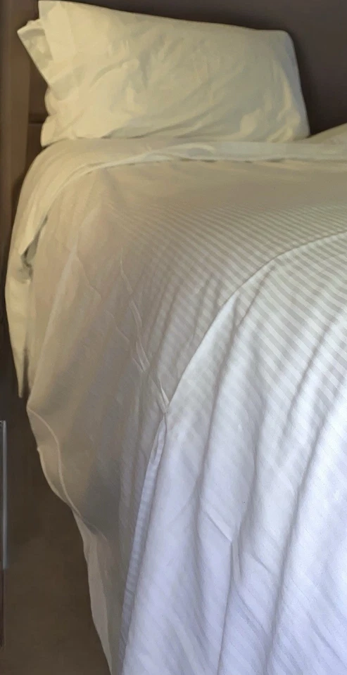 Luxury Duvet Cover 250 Thread Ct Sateen White 1 CM Stripes (Size: Queen, 98x98) - Image 3 of 4