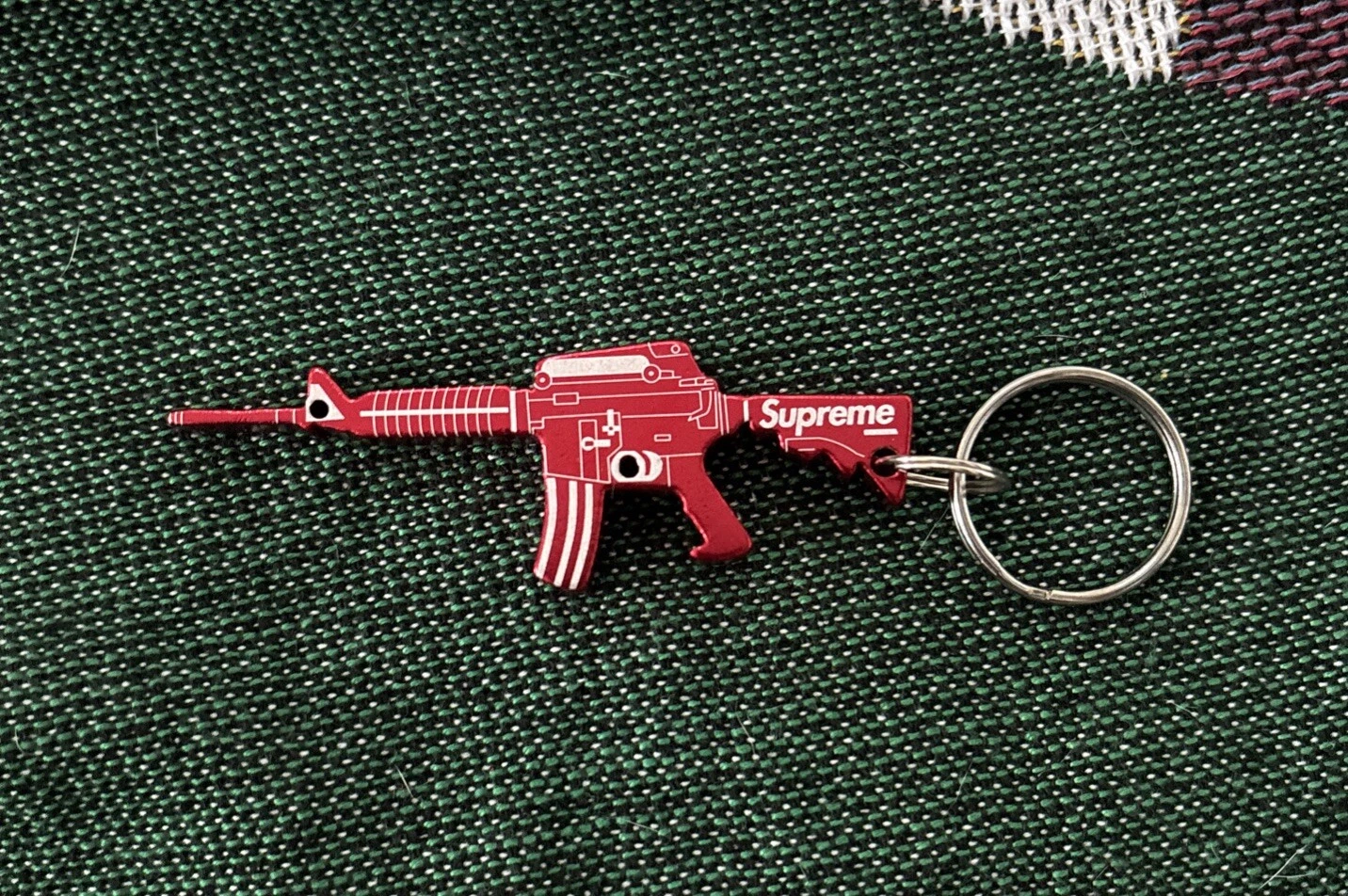 Porte clés ouvre bouteille Supreme M16 rouge SS15 2015