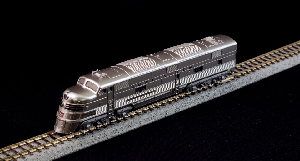 KATO ~ New 2024 ~ N Scale ~ CB&Q Silver Streak Zephyr ~ Starter Set ~ 106-0041 - Image 2 of 4