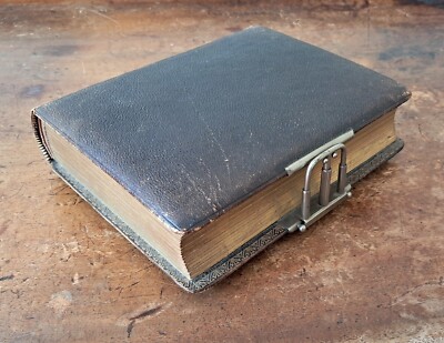 CDV Fotoalbum 1880er Jahre. Leder gebunden. Patentierter Fingerdrehverschluss. 8.5''x7.5''x2.5''