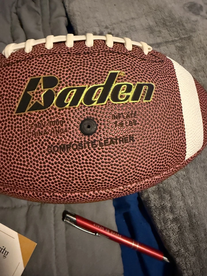 Firmado a mano en su práctica después de la práctica de los New England Patriots Foto 3 de 4