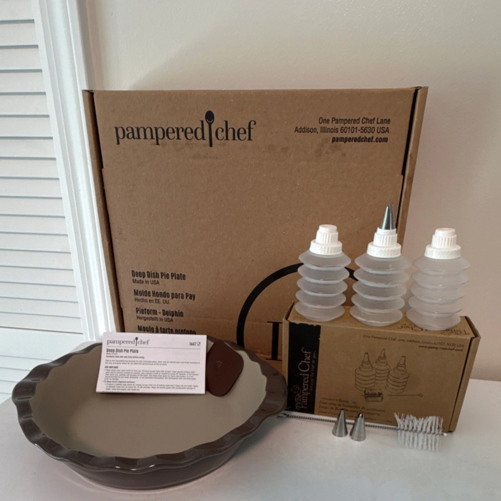 Pampered Chef Deep Dish Pie Plate 1447, Gray & Decorator Bottle Set 1585
Opens in a new window or ta