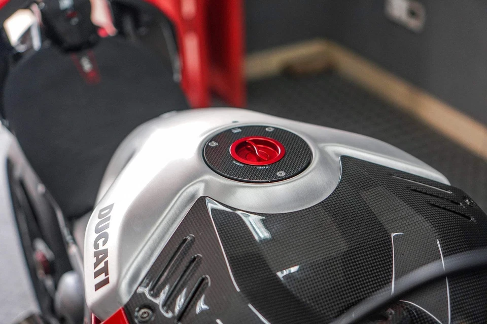 BRIDA TANQUE CARBONO COMPLETO CNC CARRERAS DUCATI STREETFIGHTER 1098 Foto 2 de 4