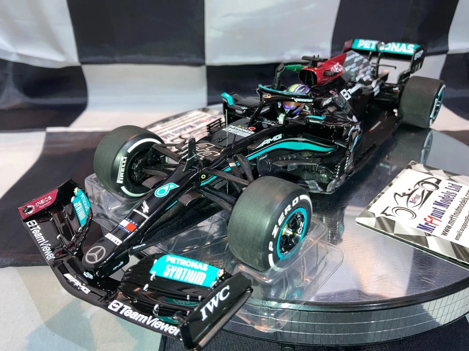 1:18 Minichamps Lewis Hamilton Mercedes AMG W12 Vincitore GP Brasiliano 2021 - Immagine 2 di 4