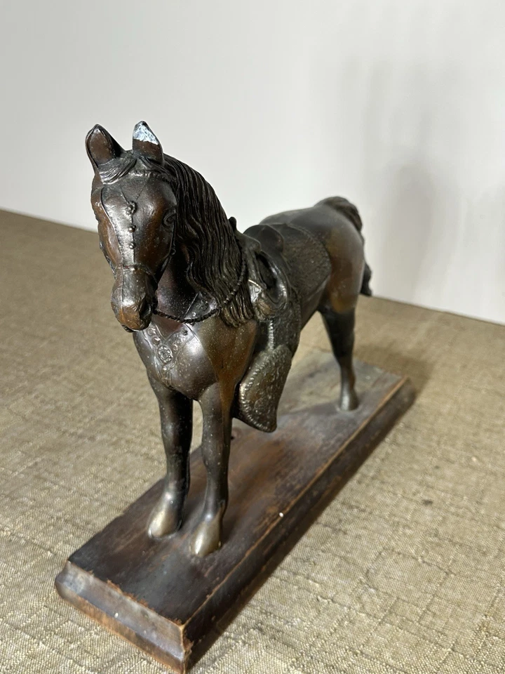 Estatuilla de caballo de metal fundido de colección estatua de pony occidental con silla de montar rústica años 50’s Foto 3 de 4