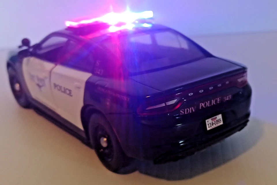 Fort Worth Texas Police 2023 MotorMax Dodge Charger luces de trabajo, nuevo en caja Foto 4 de 4