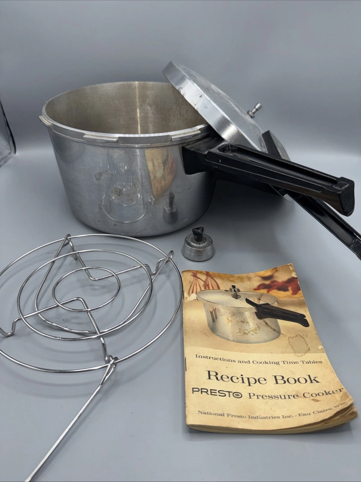 Presto 4 Quart Pressure Cooker Model A403A SN-4265 Vintage Cooking Pan