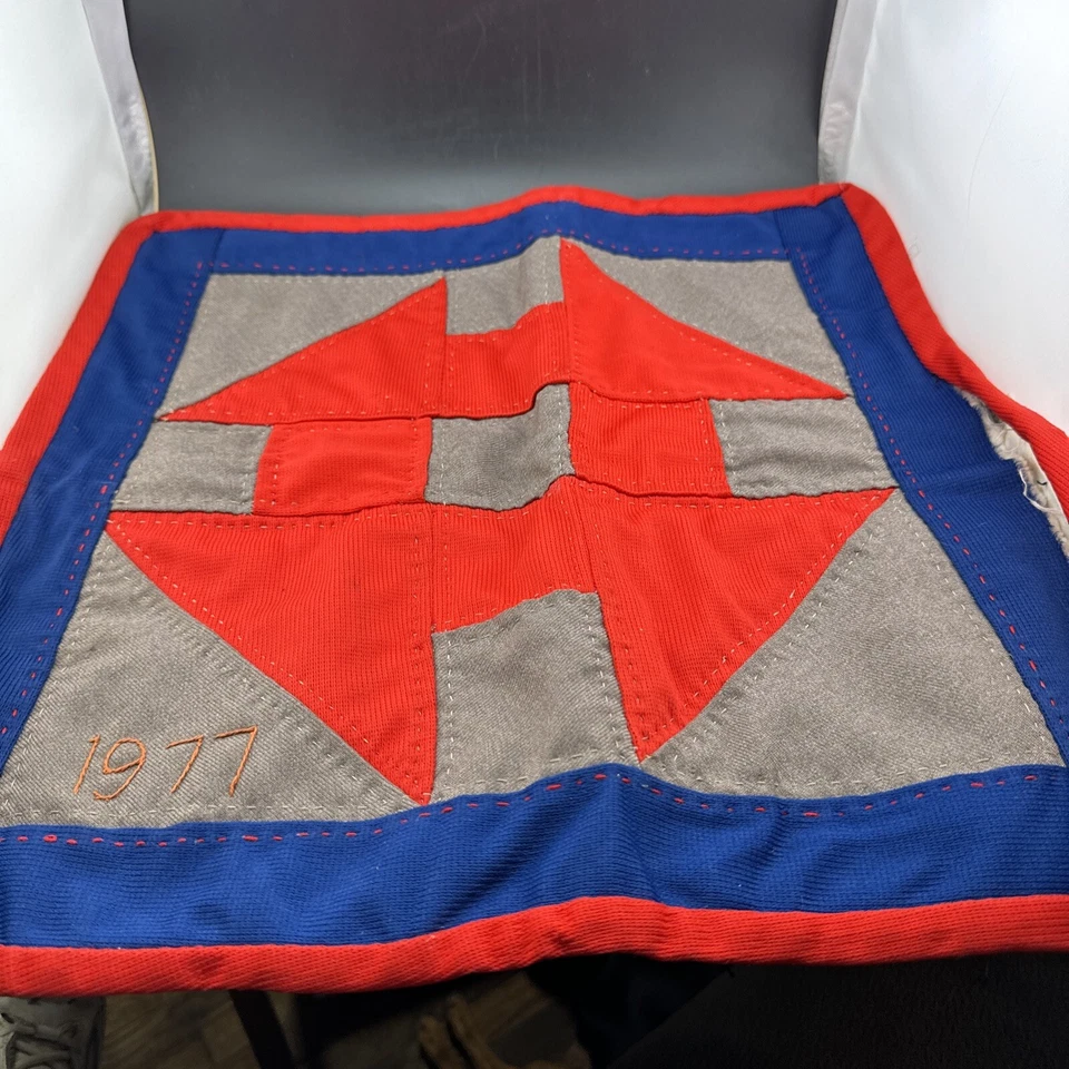 Funda de almohada acolchada a mano | Azul y rojo | Hecho a mano Amish | Diseño 16X16 📦 Foto 3 de 4