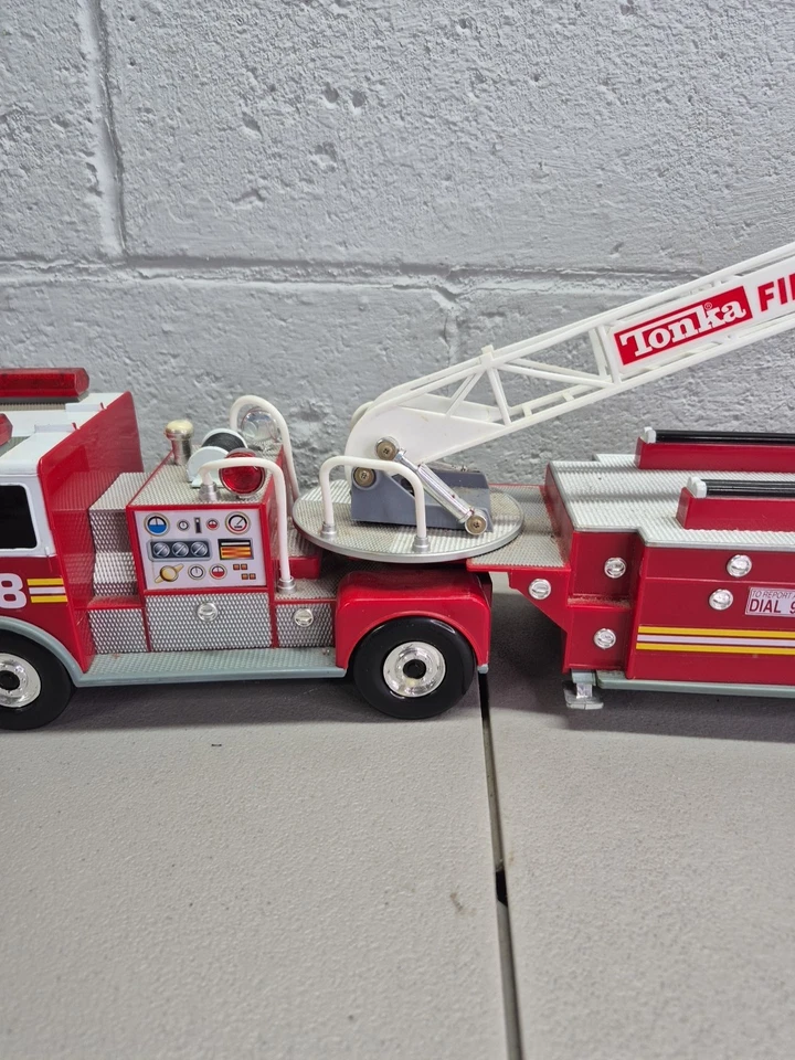 Camión de bomberos Tonka Funrise 1992 gancho y escalera departamento 88 Foto 3 de 4