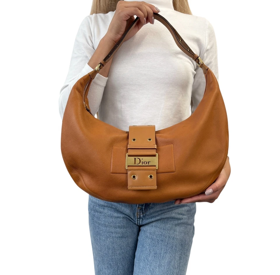 Bolso Hobo de Hombro Christian Dior Vintage 2003 Street Chic Cuero Marrón Dorado Foto 2 de 4
