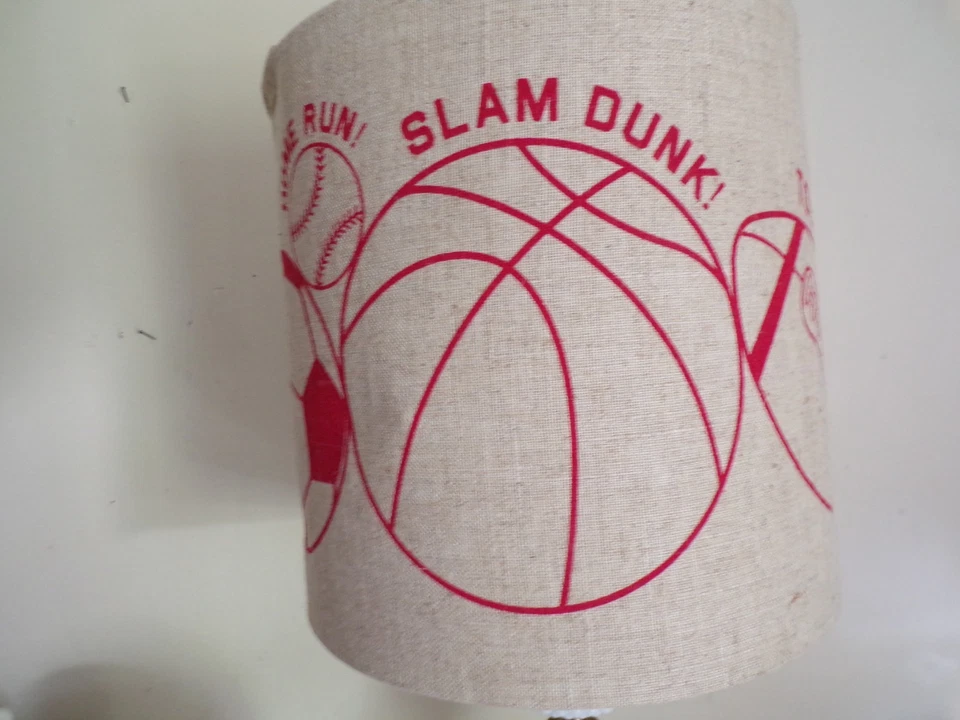 Abajur de mesa de linho bege capa dura abajur de tambor design temático esportivo - Imagem 2 de 4