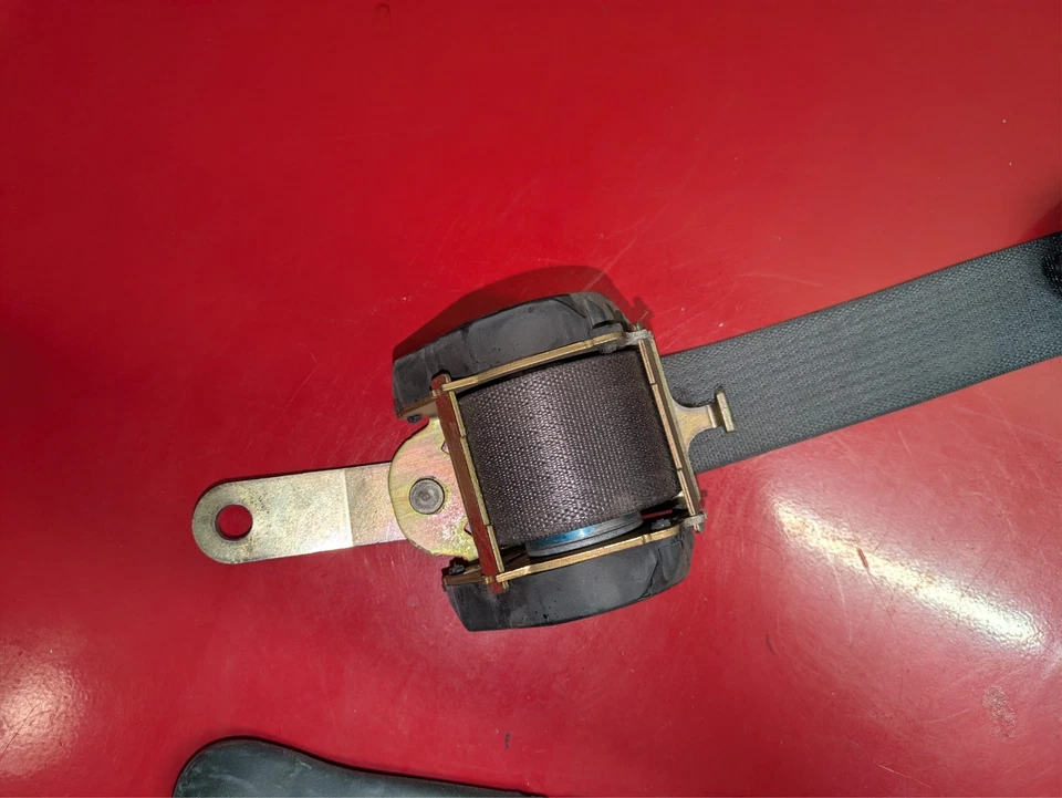 Pontiac Grand Prix 2004-2008 delantero derecho pasajero cinturón de seguridad retractor OEM Foto 2 de 4