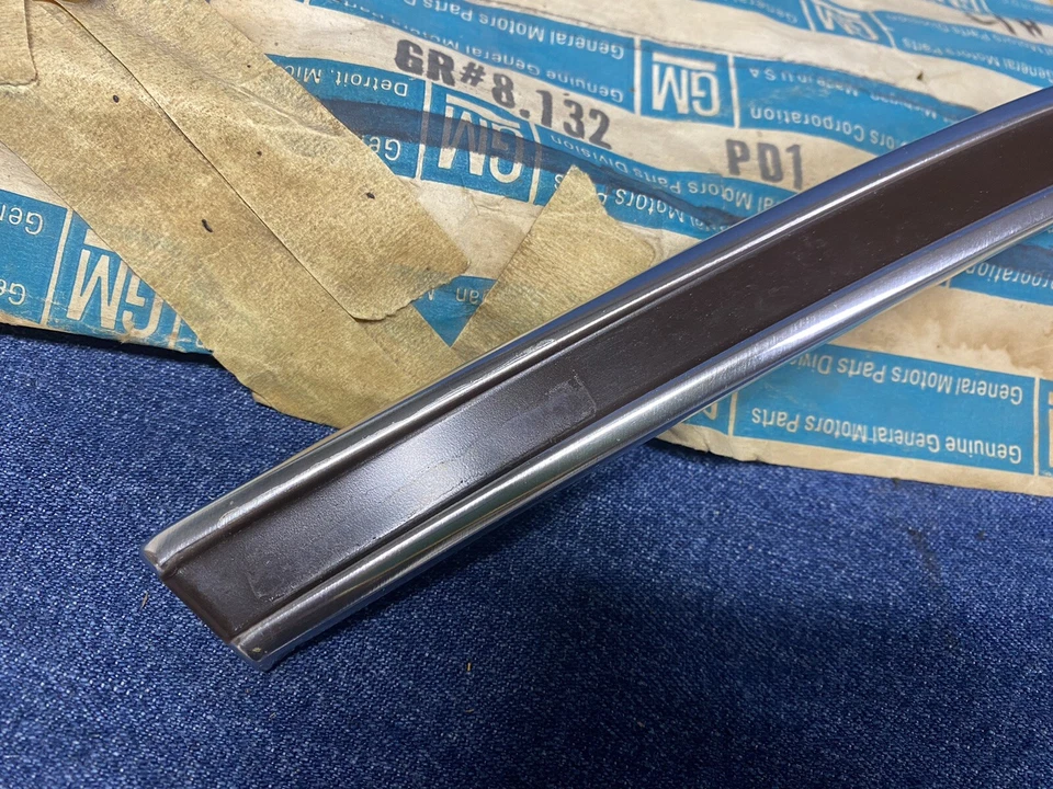 Buick Estate Wagon 1980 1983 guardabarros delantero izquierdo moldura superior madera grano nuevo de stock Foto 2 de 4