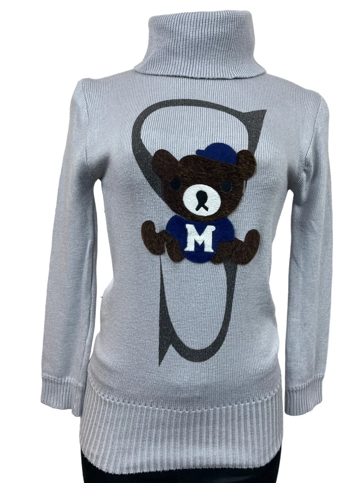 Suéter Hecho a Mano Para Mujer Oso de Peluche Gris con Letra S Cuello Tortuga Talla S Foto 2 de 4