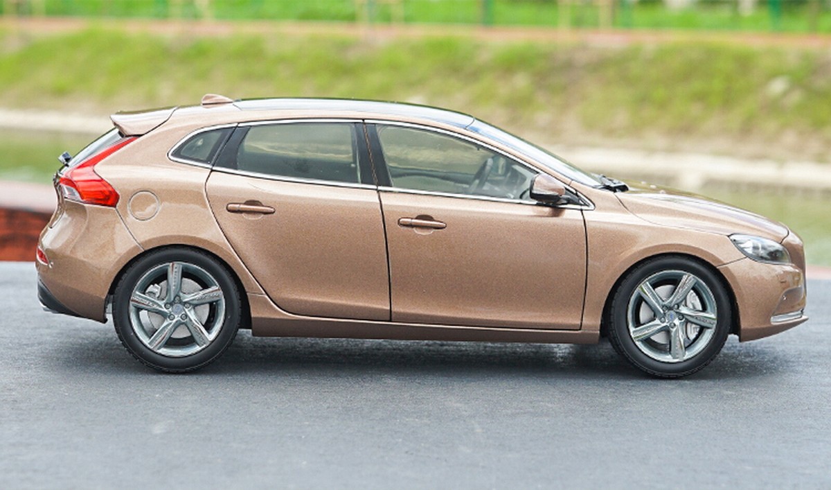 1/18 Scale Volvo V40 T4 Hatchback Copper Diecast Car Model Toy