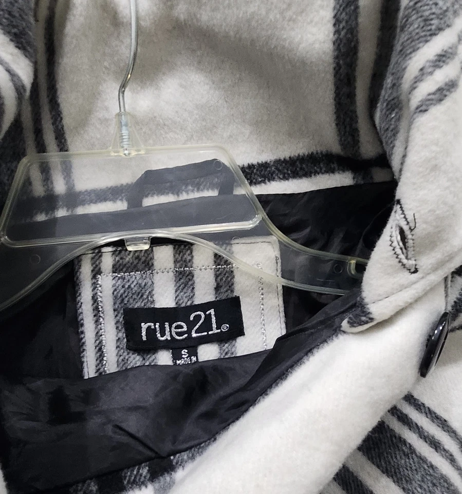 Mantón con cuello de capa forrado Rue 21 Foto 3 de 4