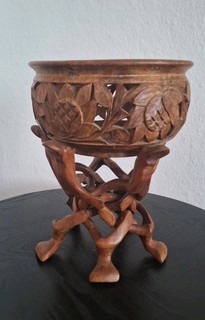 Handgemachte Holzschalle mit Ständer .