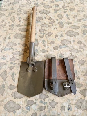 Original frühe Bundeswehr Klappspaten, Holz Spaten mit Hülle 1965 - Bild 1 von 4