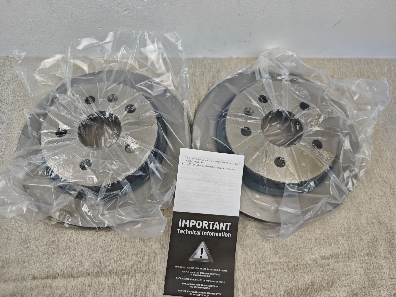 Blue Print ADW194302 Brake Disc Set (2 Brake Disc) rear, full, No. of Holes 5