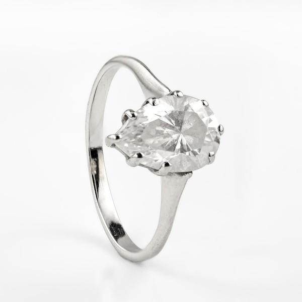Vintage Ring aus Weißgold 18 Karat mit Tropfen-Zirkonia