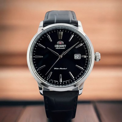 Orient Symphony Herren Automatik Uhr RA-AC0F05B30B schwarzes Ziffernblatt Lederband 50M