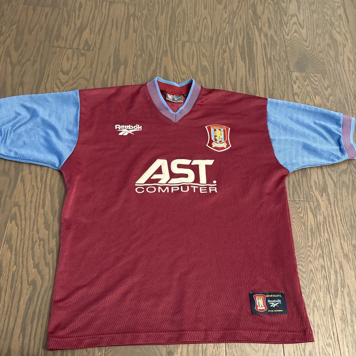 Preços baixos em Reebok ASTON Villa International Club Camisas de