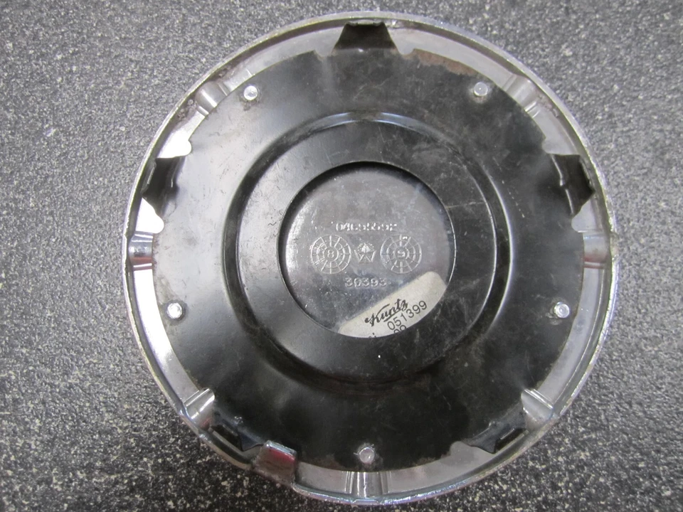 1995-2000 15" Chrysler Cirrus Chrome & Gold tampa central 04695592 2057 - Um (1) - Imagem 3 de 4