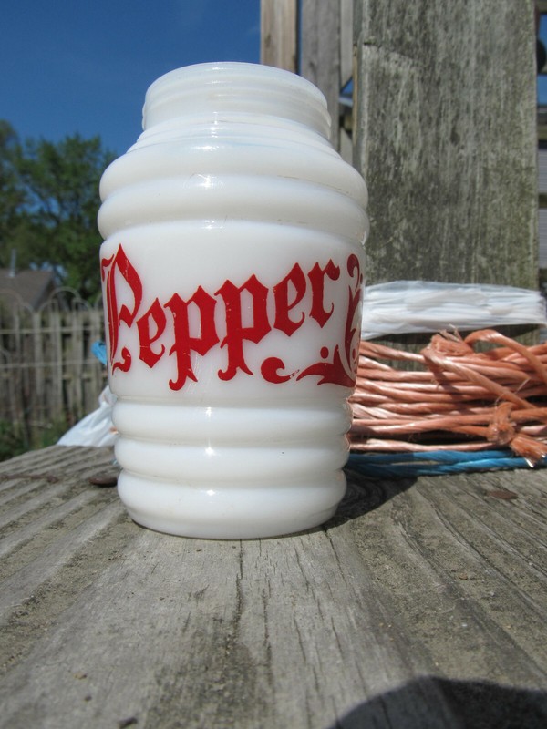 HAZEL ATLAS OLD ENGLISH VINTAGE PEPPER SHAKER WHITE W/ RED stamp FOR PARTS AS IS