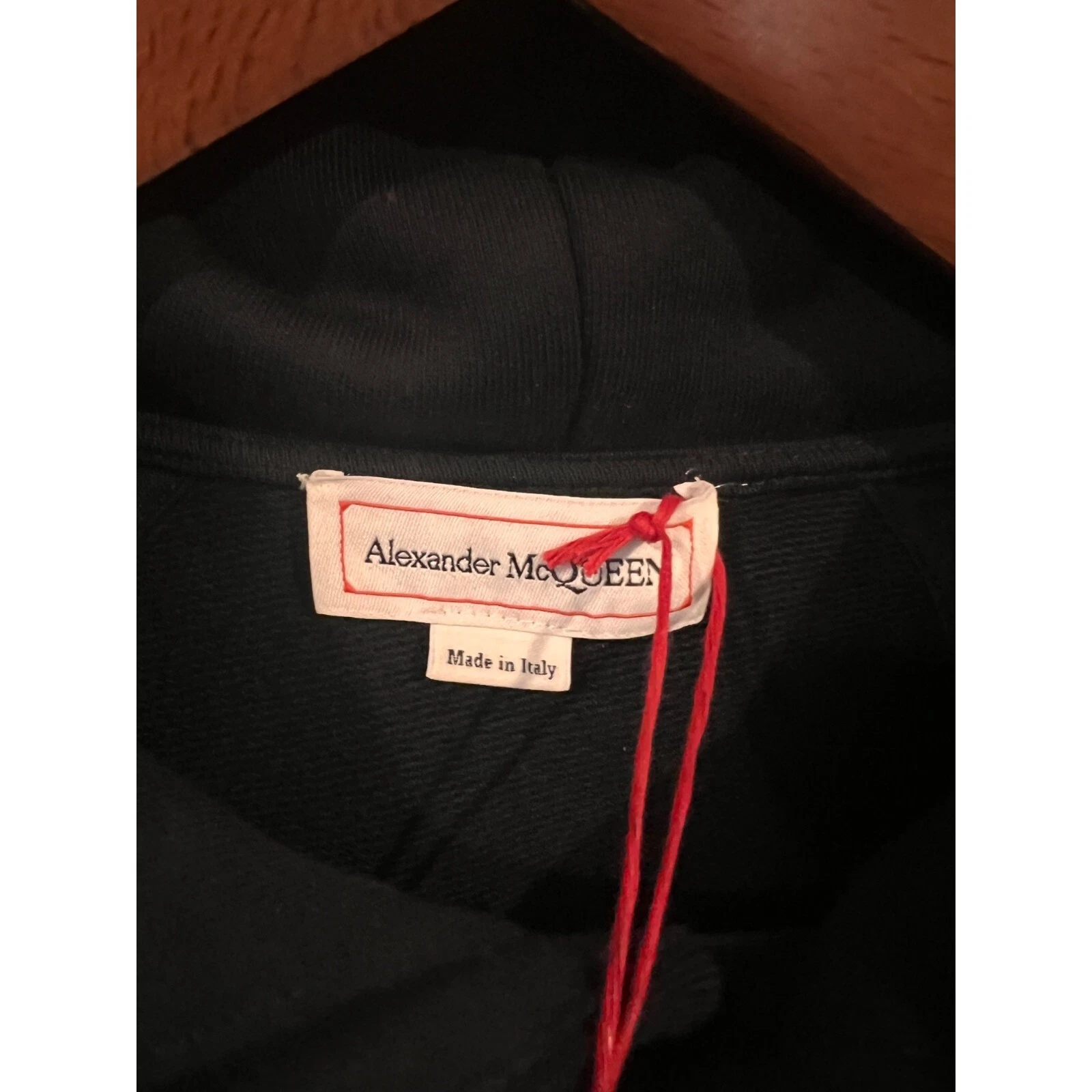 Felpa con cappuccio da uomo nera Alexander McQueen nuova con etichette impreziosita da occhiello TAGLIA L