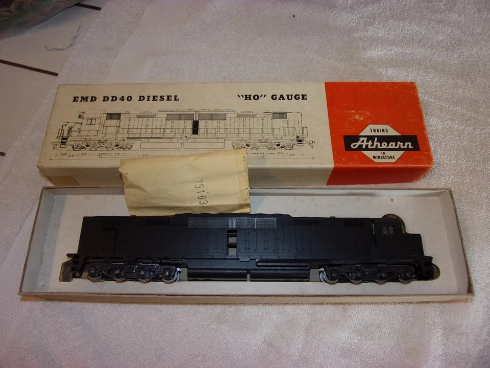 RARO VINTAGE COLECIONÁVEL HO ATHEARN EMD DD40 DIESEL - NOVO EM FOLHA NA CAIXA - Imagem 2 de 4