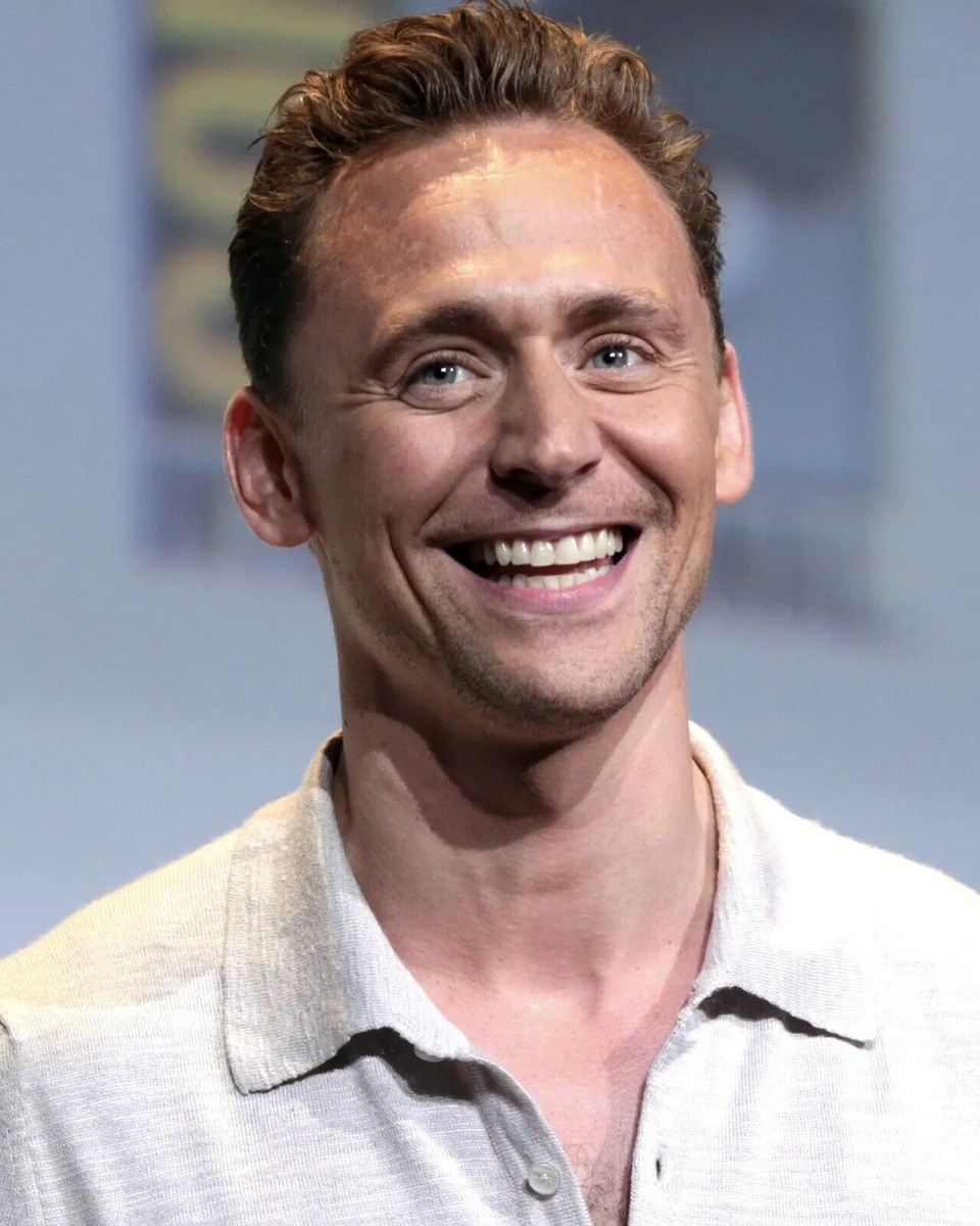 Tom Hiddleston Smiling Headshot 8x10 Picture Celebrity Print | eBay