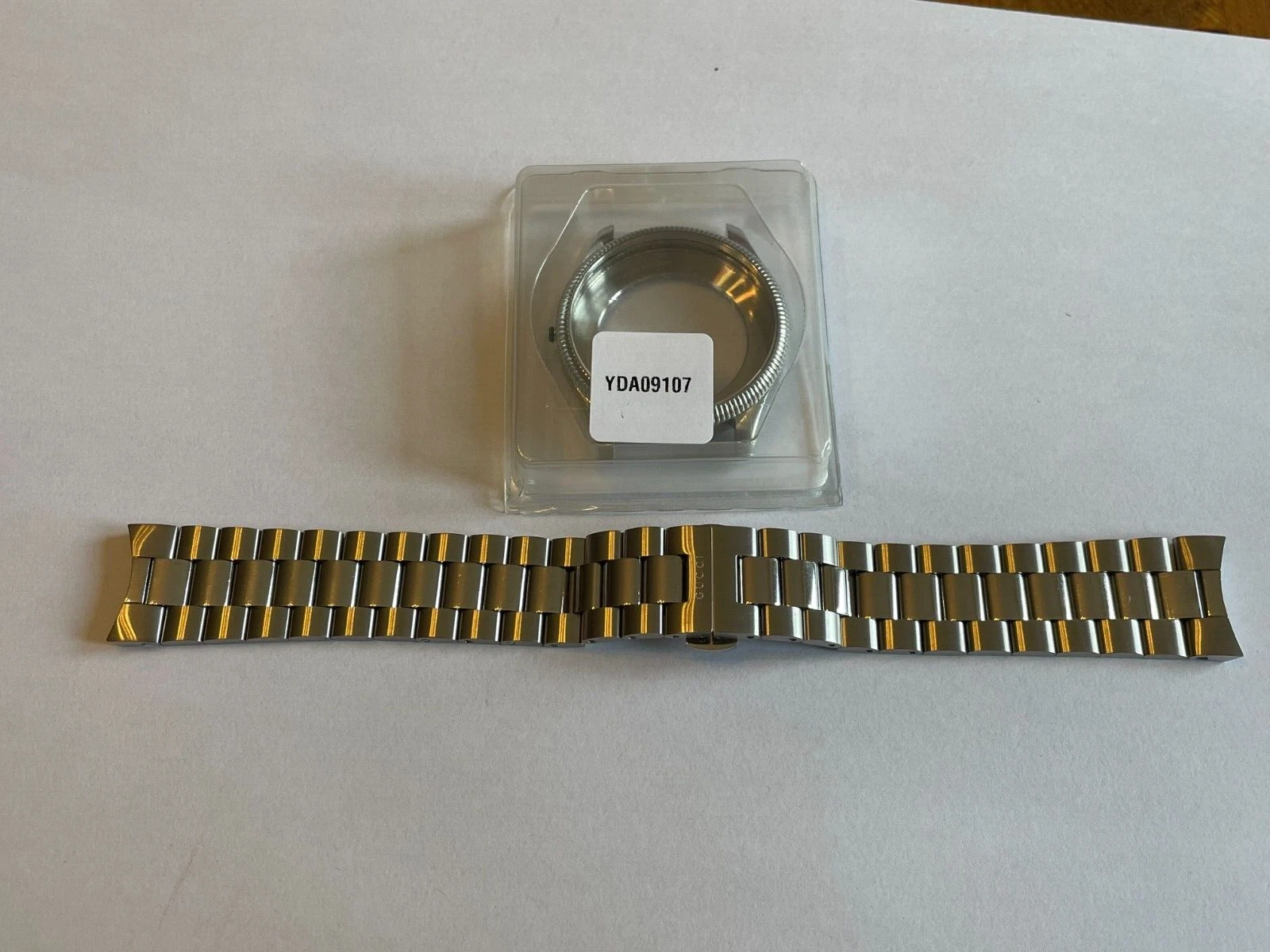 Bracelet et boîtier de montre GUCCI en acier inoxydable Réf YA126388 Neuf (A749)