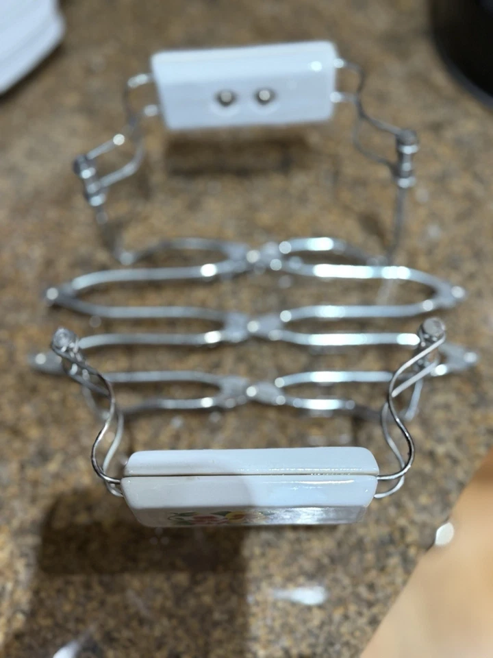 Expandable Casserole Transport and Trivet - Flowers on handles - Image 2 of 4