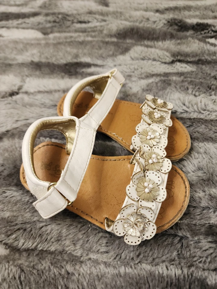 Sandalias planas de playa/verano con flores blancas para niñas pequeñas talla 5 Foto 3 de 4
