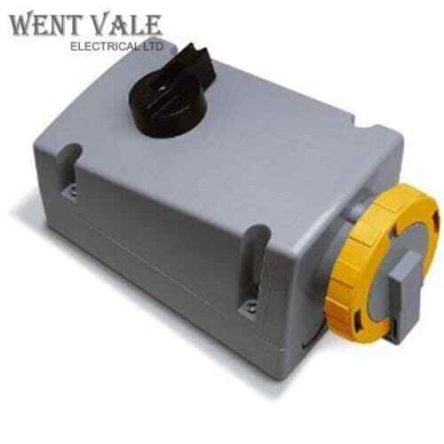 MK Commando - K13623 YEL - 16a 100-130v IP67Angled Interlocked Switch Socket