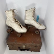 Vintage Women's Hyde Chicago Roller Shoe Skates White Size 5 with original box.