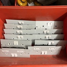 Placa de enchufe conmutada doble 13A 2 velocidades para caja de piso - CMD X2056C nueva x11