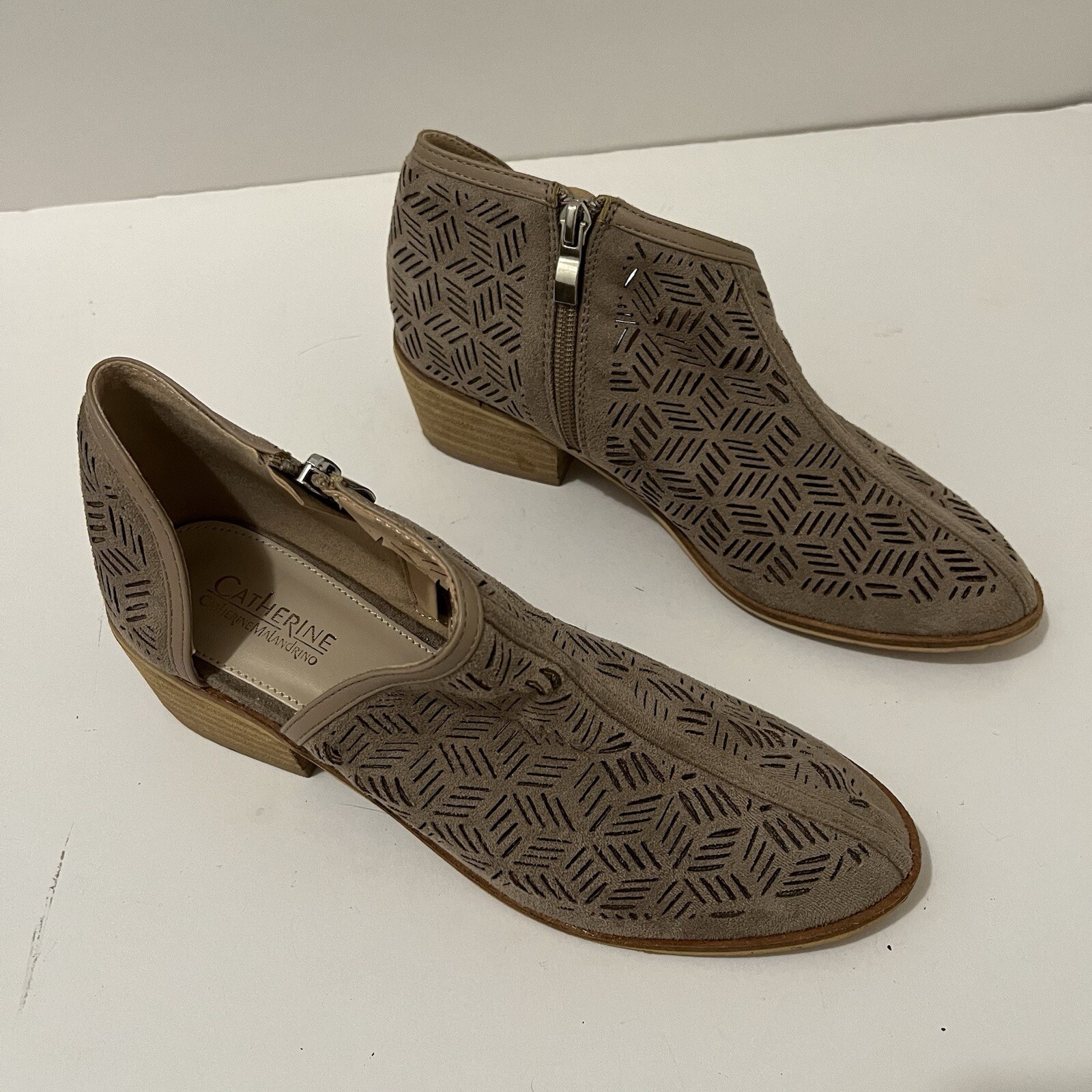 APL Stivaletti Catherine Malandrino taglio fiocco zip laterale marrone tacco donna taglia 7