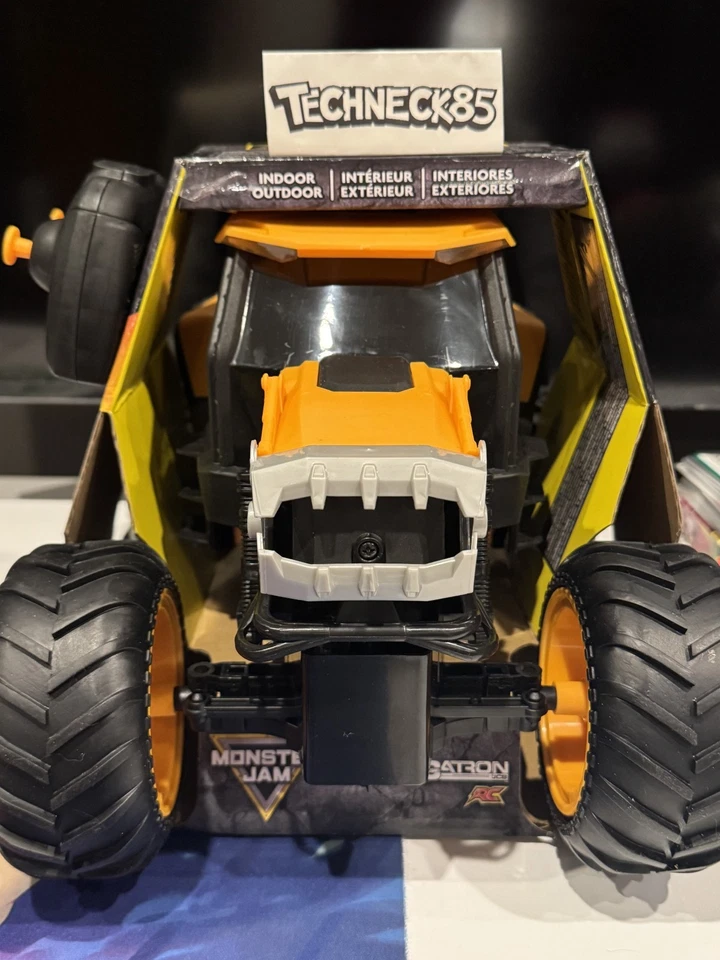 Monster Jam JCB DIGATRON RC Remote Control Truck 1:15 Spin Master IN HAND - NEW - Image 4 of 4