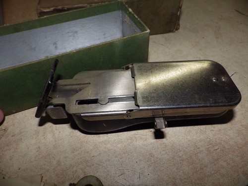 VTG GREIST SEWING MACHINE BUTTON HOLER WITH ORIGINAL BOX - Picture 3 of 3
